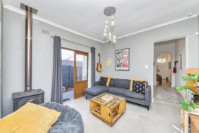 Modern and Stylish 2 BD House in Claremont